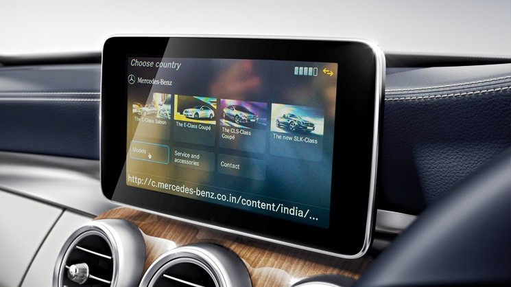 Установленное головное устройство Mercedes-Benz Comand NTG