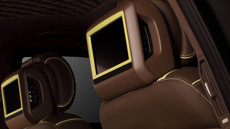 Установленные накладки на подголовники с мониторами на Mercedes-Benz