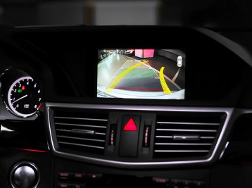 Установленная камера заднего хода с траекторией парковки