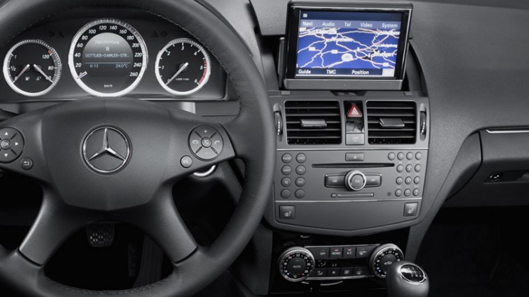 Установленное головное устройство Comand NTG 4.0 в Mercedes-Benz C-Class (W204)